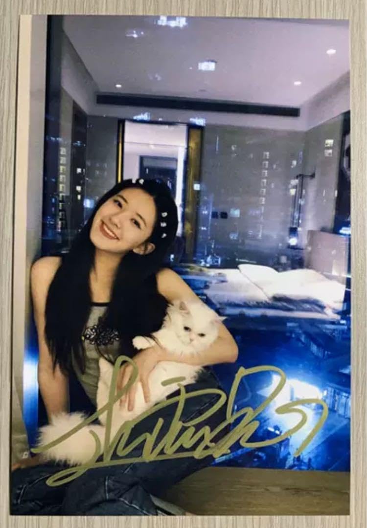 Amazon.co.jp: 趙露思 昔の直筆サイン写真まとめ : おもちゃ